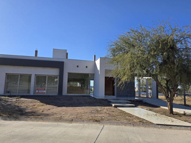 Venta de espectacular Casa 4 ambientes en Juana Koslay