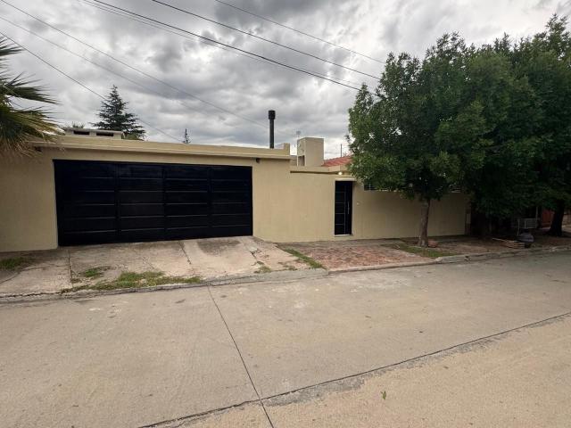 Venta de espectacular Casa 4 ambientes en Juana Koslay