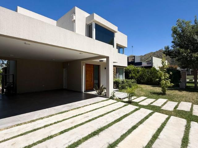 Venta de espectacular Casa 4 ambientes en Juana Koslay