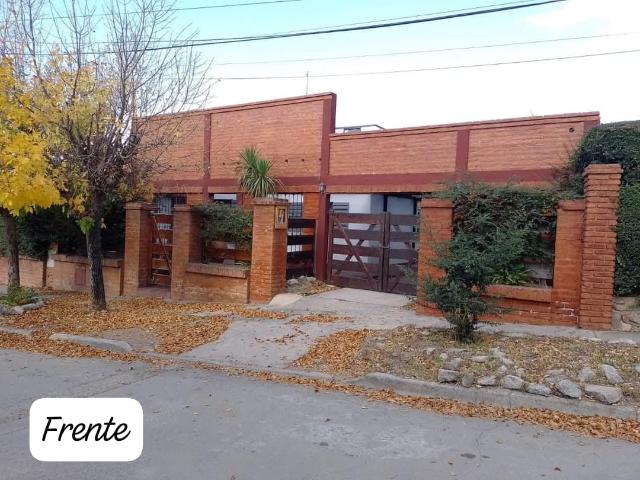 Venta de espectacular Casa 4 ambientes en Juana Koslay