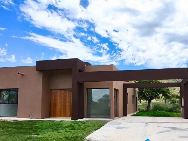 Venta de espectacular Casa 4 ambientes en Juana Koslay