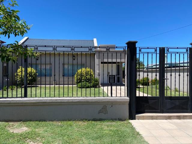 Venta de espectacular Casa 4 ambientes en Juana Koslay