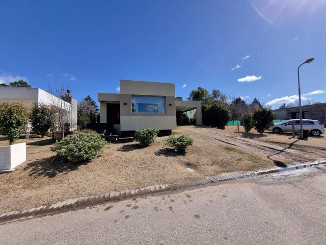 Venta de espectacular Casa 4 ambientes en Juana Koslay