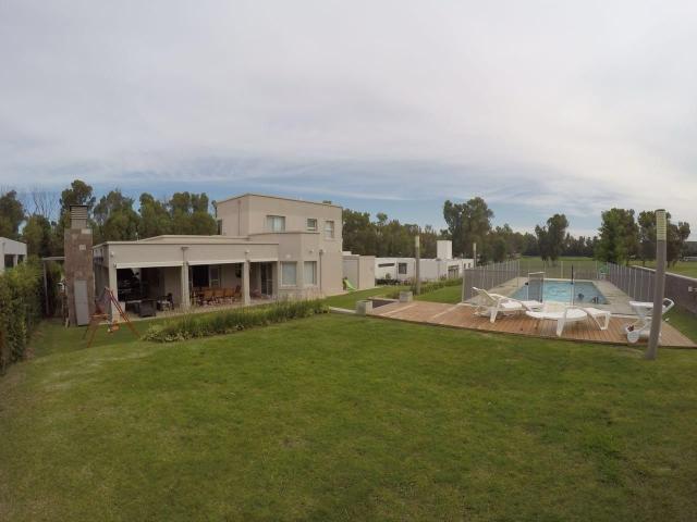 Venta de espectacular Casa 4 ambientes en Juana Koslay