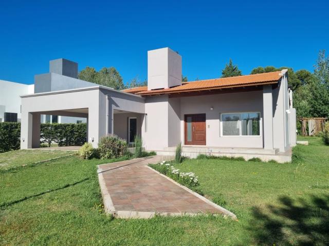 Venta de espectacular Casa 4 ambientes en Juana Koslay