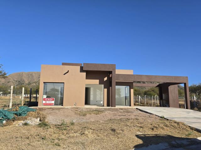 Venta de espectacular Casa 4 ambientes en Juana Koslay