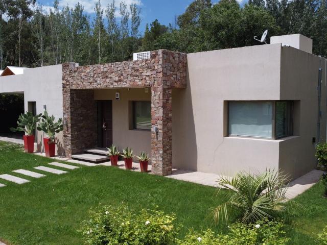 Venta de espectacular Casa 4 ambientes en Juana Koslay