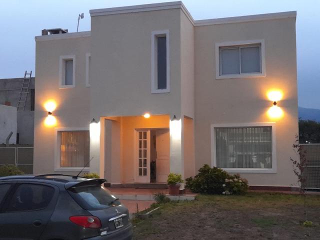 Venta de espectacular Casa 4 ambientes en Juana Koslay