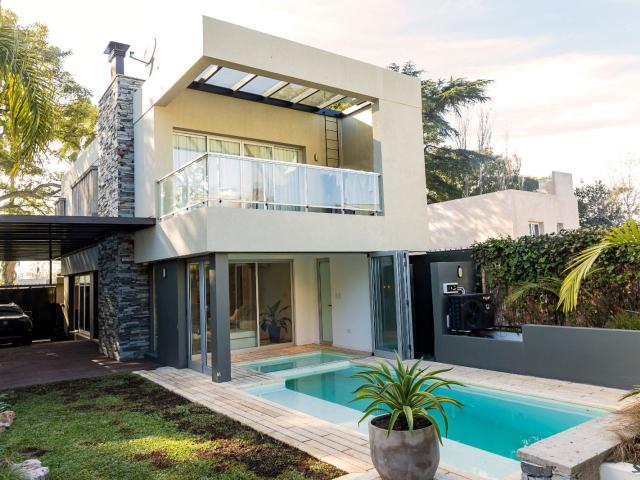 Venta de espectacular Casa 4 ambientes en La Plata Villa Elisa
