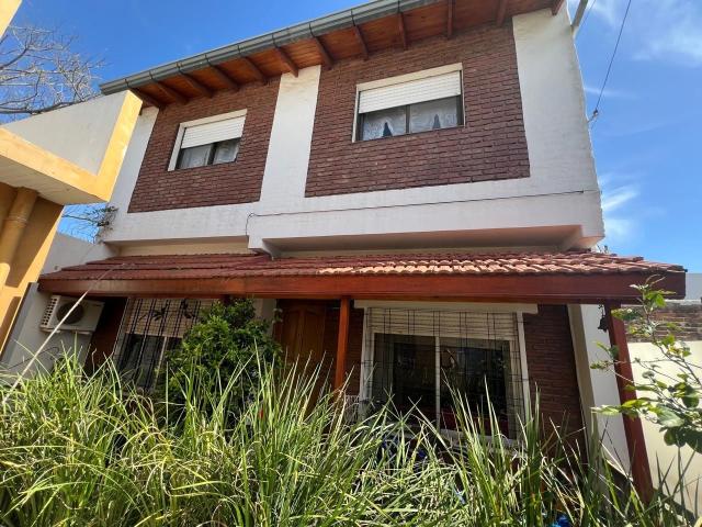 Venta de espectacular Casa 4 ambientes en Lanús