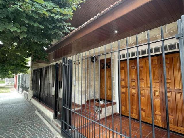 Venta de espectacular Casa 4 ambientes en Lanús Lanús Este