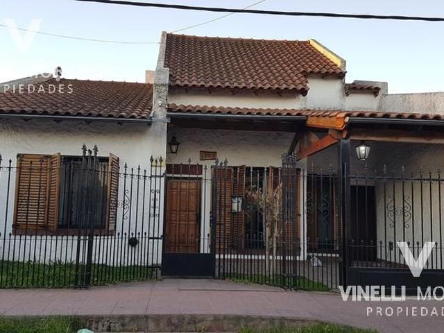 Venta de espectacular Casa 4 ambientes en Lomas de Zamora