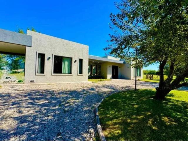 Venta de espectacular Casa 4 ambientes en Luján