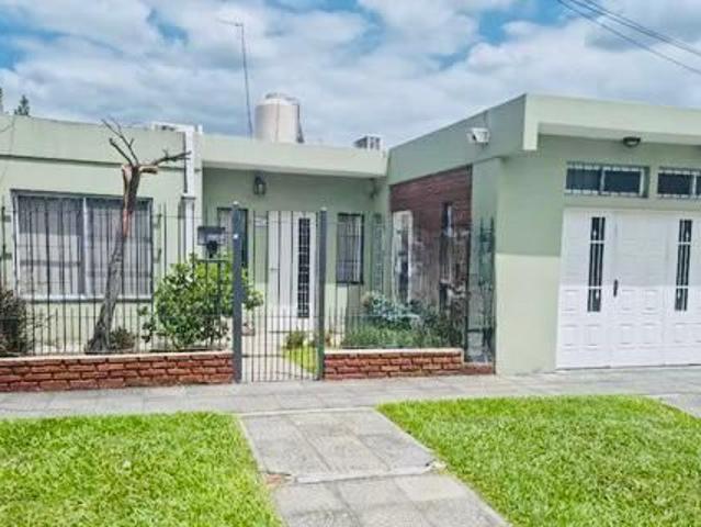 Venta de espectacular Casa 4 ambientes en Merlo
