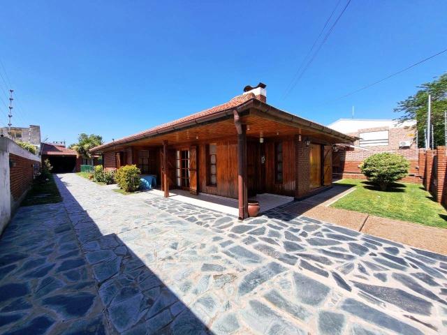 Venta de espectacular Casa 4 ambientes en Miramar