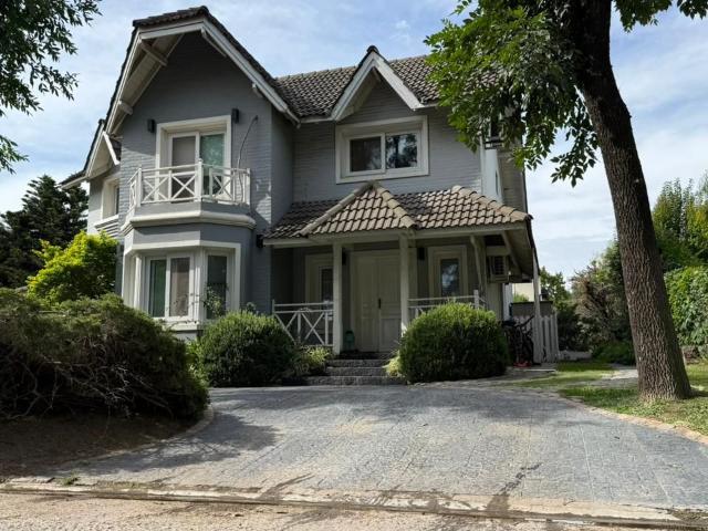 Venta de espectacular Casa 4 ambientes en Moreno