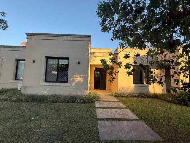 Venta de espectacular Casa 4 ambientes en Moreno