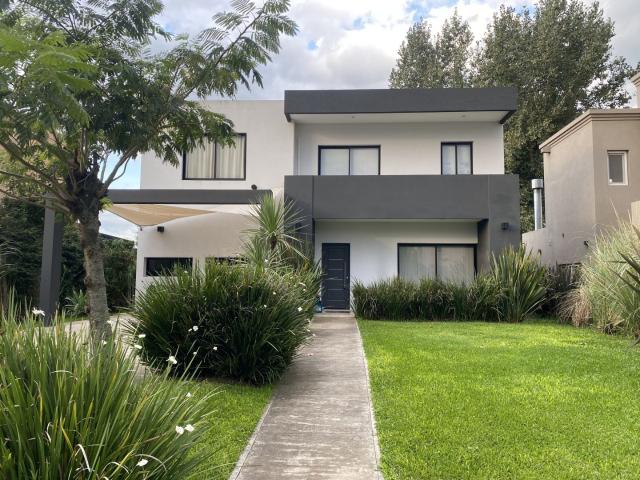 Venta de espectacular Casa 4 ambientes en Moreno