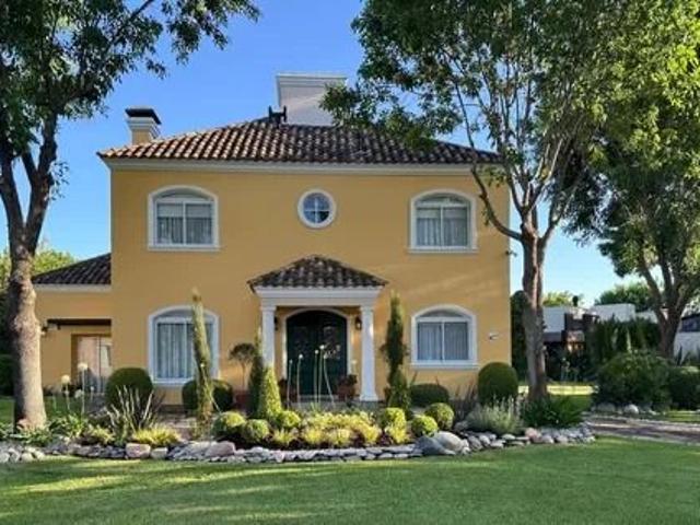 Venta de espectacular Casa 4 ambientes en Moreno Francisco Alvarez