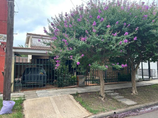 Venta de espectacular Casa 4 ambientes en Morón Castelar