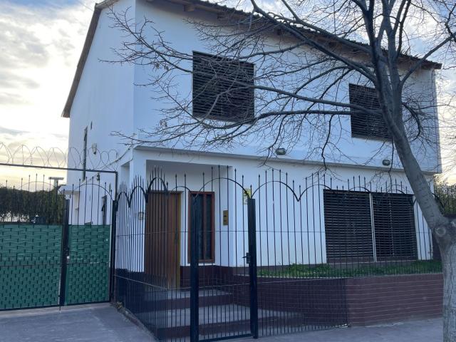 Venta de espectacular Casa 4 ambientes en Neuquén
