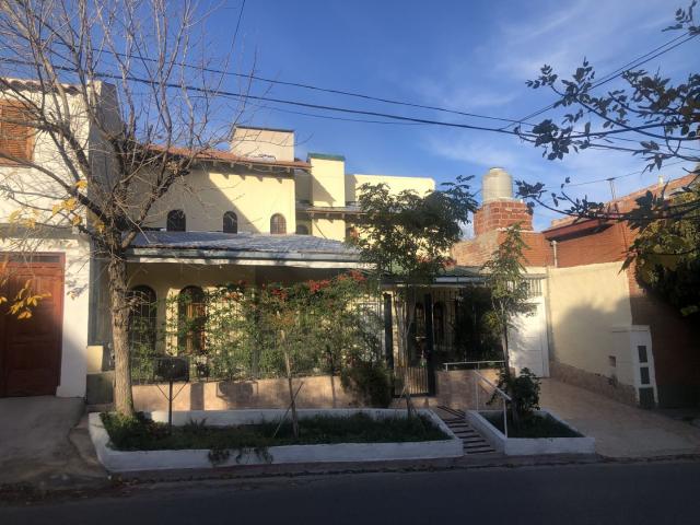 Venta de espectacular Casa 4 ambientes en Neuquén