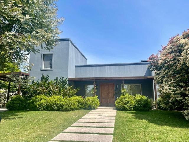 Venta de espectacular Casa 4 ambientes en Pilar