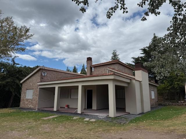 Venta de espectacular Casa 4 ambientes en Potrero de los Funes