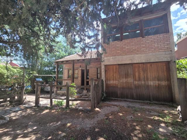 Venta de espectacular Casa 4 ambientes en Potrero de los Funes
