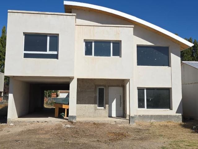 Venta de espectacular Casa 4 ambientes en Plottier