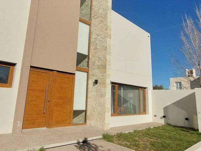 Venta de espectacular Casa 4 ambientes en Puerto Madryn