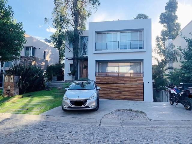 Venta de espectacular Casa 4 ambientes en Quilmes