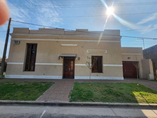 Venta de espectacular Casa 4 ambientes en Rueda