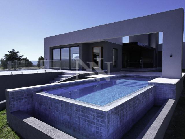 Venta de espectacular Casa 4 ambientes en San Antonio de Arredondo