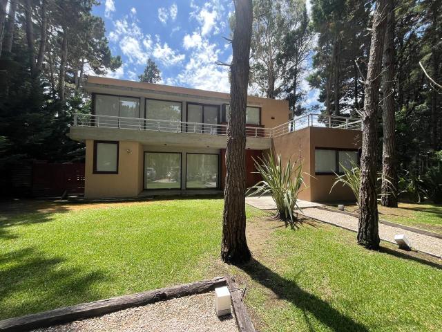 Venta de espectacular Casa 5 o mas ambientes en Villa Robles