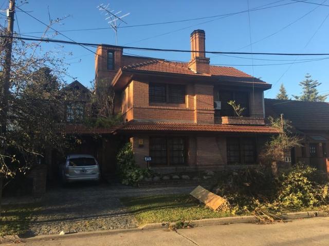 Venta de espectacular Casa 5 o mas ambientes en Almirante Brown Adrogué