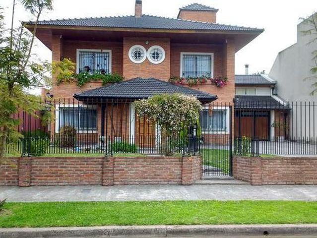 Venta de espectacular Casa 5 o mas ambientes en Almirante Brown Adrogué
