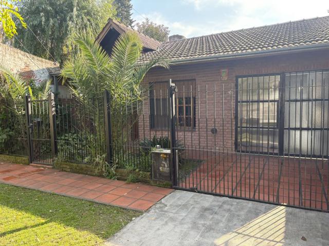 Venta de espectacular Casa 5 o mas ambientes en Almirante Brown Longchamps