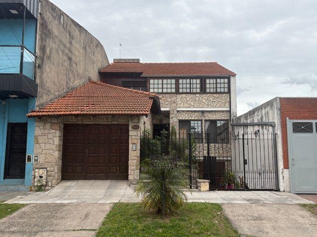 Venta de espectacular Casa 5 o mas ambientes en Avellaneda Villa Dominico