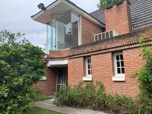Venta de espectacular Casa 5 o mas ambientes en Berazategui