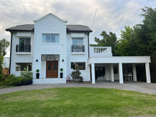 Venta de espectacular Casa 5 o mas ambientes en Berazategui