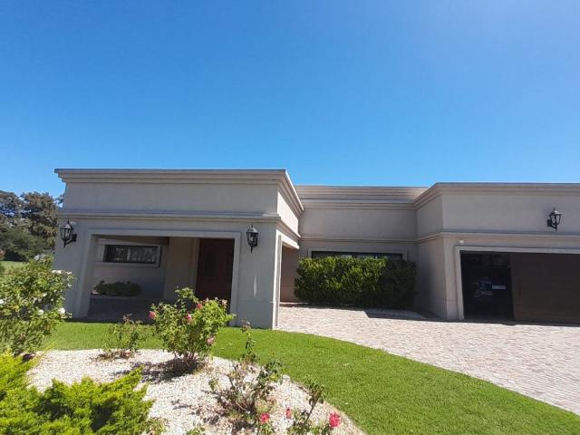 Venta de espectacular Casa 5 o mas ambientes en Brandsen