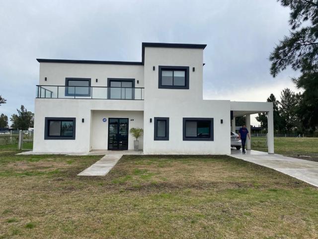 Venta de espectacular Casa 5 o mas ambientes en Brandsen