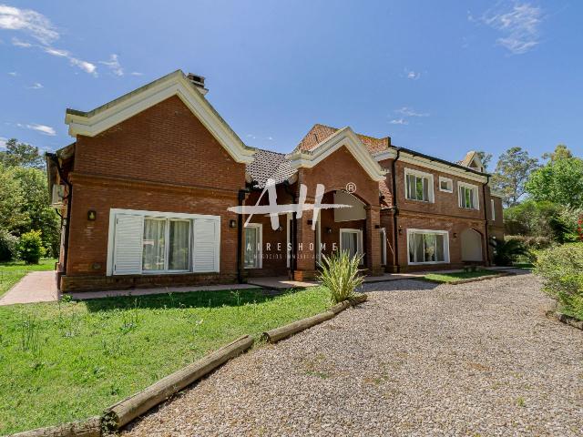 Venta de espectacular Casa 5 o mas ambientes en Brandsen