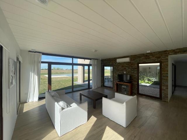 Venta de espectacular Casa 5 o mas ambientes en Cañuelas