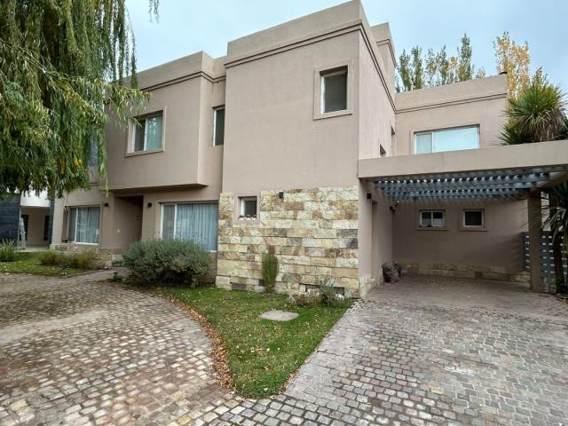 Venta de espectacular Casa 5 o mas ambientes en Centenario