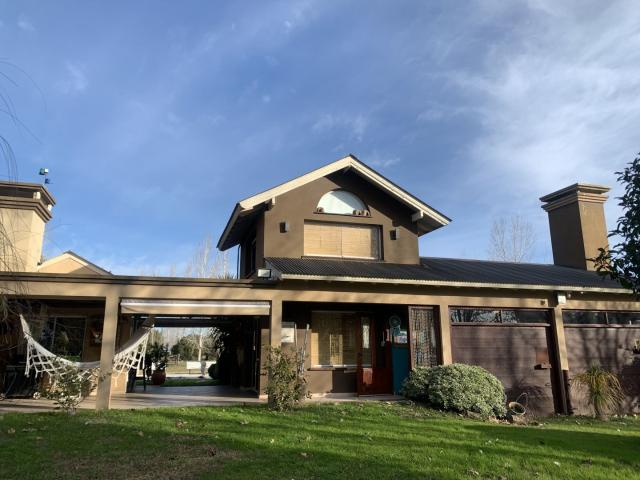 Venta de espectacular Casa 5 o mas ambientes en Chascomús