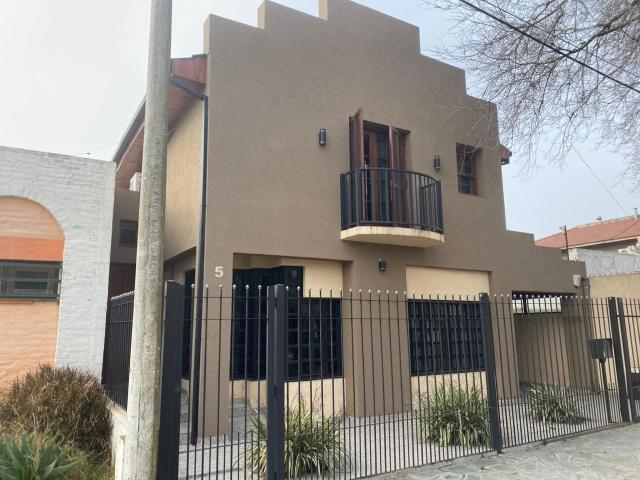 Venta de espectacular Casa 5 o mas ambientes en Chascomús Chascomús