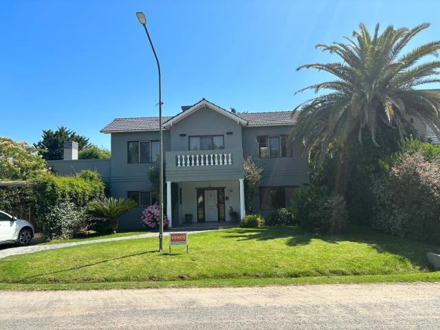Venta de espectacular Casa 5 o mas ambientes en Chascomús Chascomús