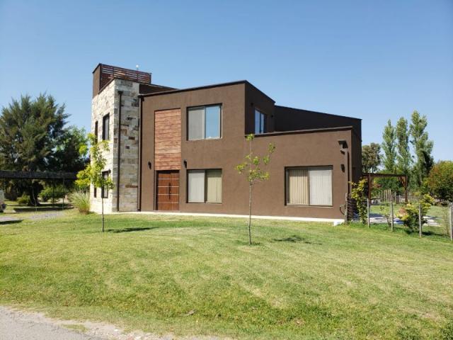 Venta de espectacular Casa 5 o mas ambientes en Chascomús Chascomús